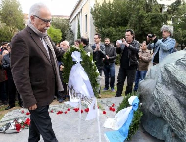 Στον περίβολο του Πολυτεχνείου κατέθεσε τελικά στεφάνι η αντιπροσωπεία της Βουλής μετά τους προπηλακισμούς
